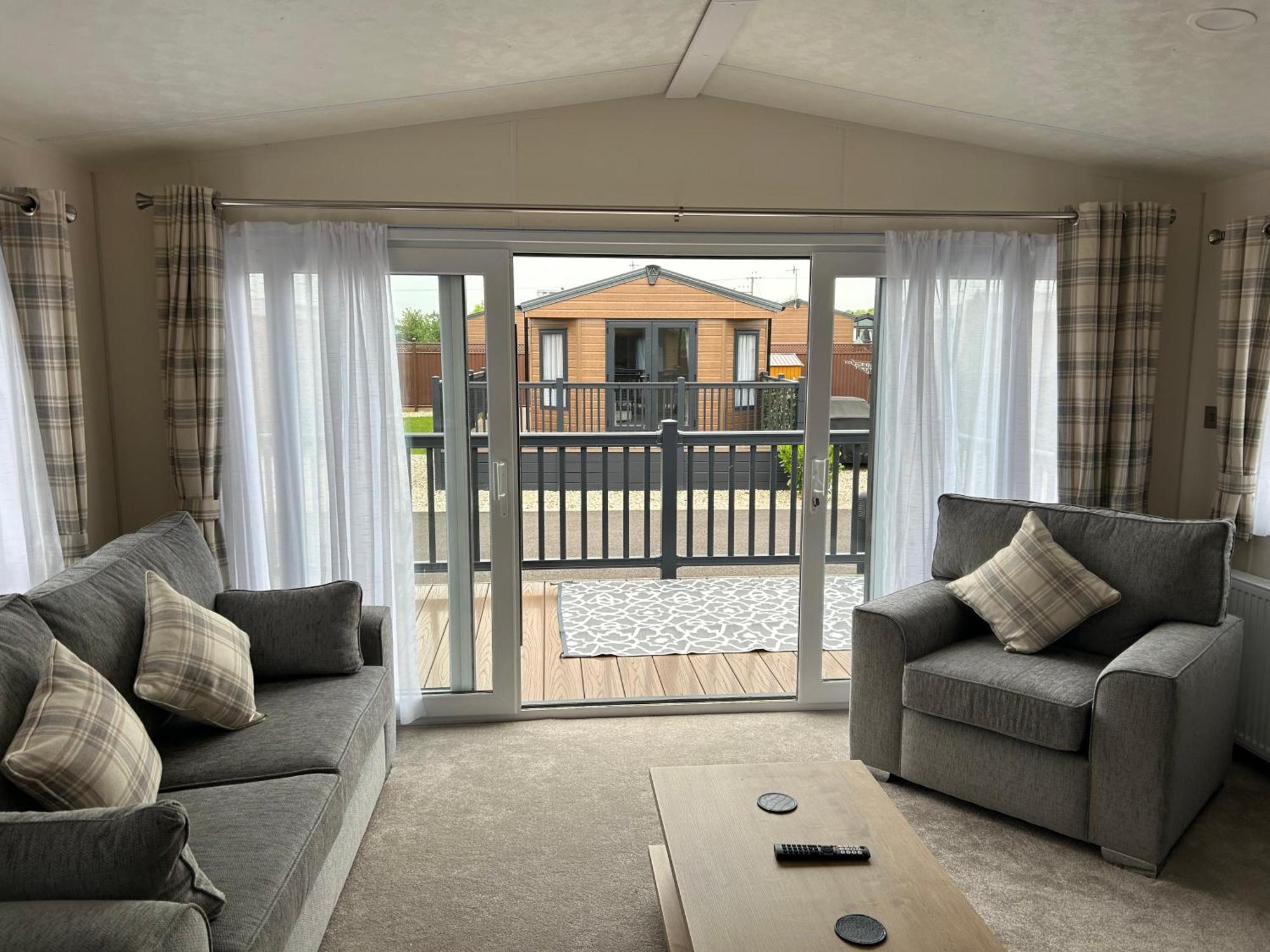 Kingfisher Lodge Long Acre Holiday Park Івшем Екстер'єр фото