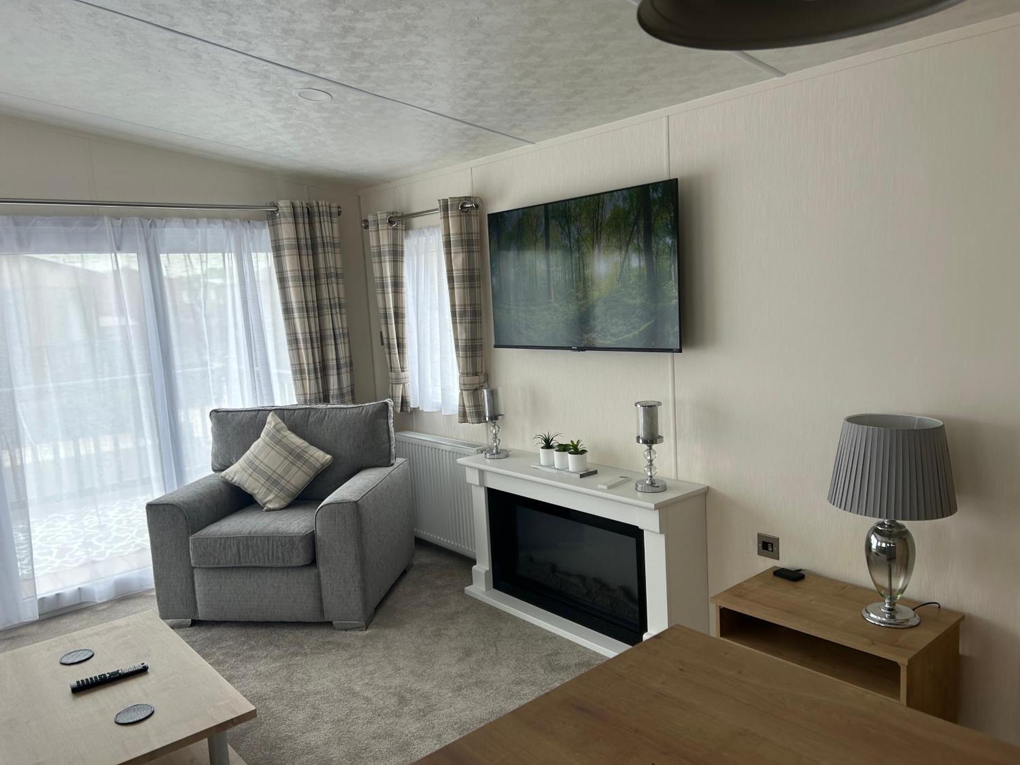 Kingfisher Lodge Long Acre Holiday Park Івшем Екстер'єр фото